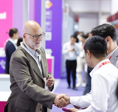 Exhibitor and visitor shaking hands at Vitafoods Asia